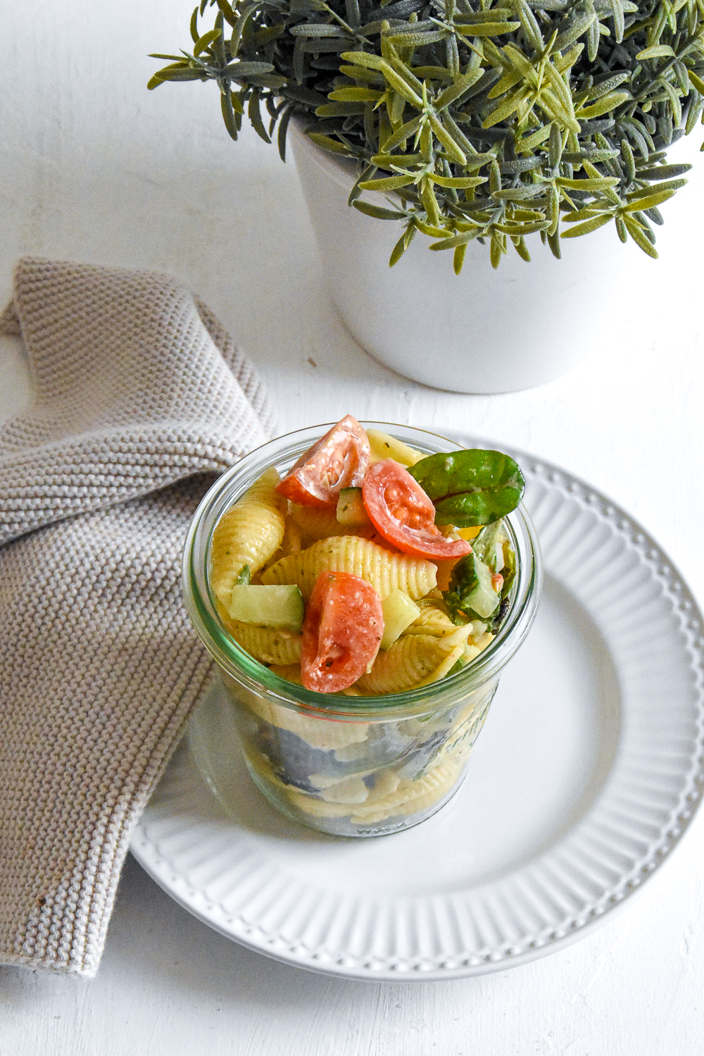 Mediterraner Nudelsalat mit Kirschtomaten, Gurken und Oliven - myRex