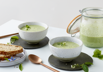 Zucchini-Suppe mit frischer Minze