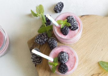 Erfrischend und gesund: Der perfekte geeiste Brombeer-Smoothie für heiße Tage!